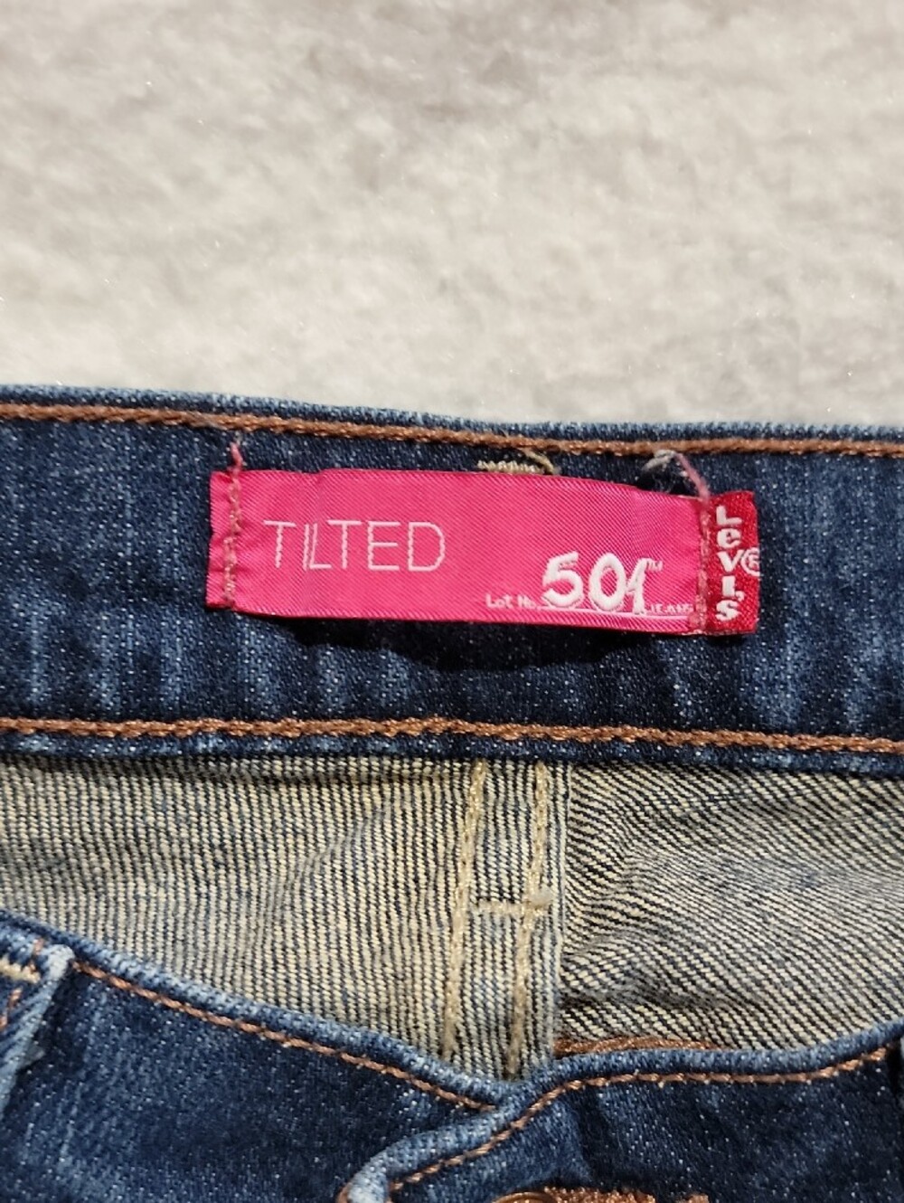 Levi's Women's Skinny Jeans in Dark Blue Wash - Picture 2 of 5